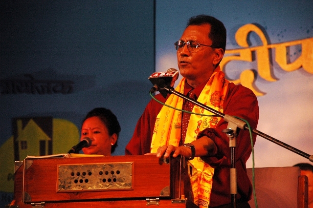 'म पत्थरको देवता हैन...' धरान सरोकार समाजको आयोजनामा धरानको खानेपानी समस्या समाधान सहयोगार्थ ६ असारमा राजधानीको प्रज्ञा भवनमा आयोजित 'दीप श्रेष्ठ साँझ'मा गित गाउदै दीप / 