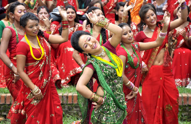 तीजको म्युजिक भिडीयोमा नाच्दै पार्वती राई । तस्बीर:प्रदिपराज वन्त/रासस