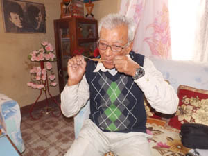 लक्ष्मी जोशी विनायो बजाएरै रमाउँछन् ।