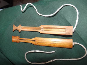 गायक जोशीले आफै‌ले बनाउने विनायो  बाजा थुप्रैलाई उपहार दिइसकेका छन् ।