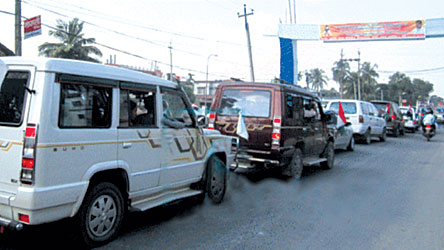 चुनाव जित्ने हत्कण्डाः ७ कात्तिकमा मधेशी जनअधिकार फोरम -लोकतान्त्रिक) का उम्मेदवार विजय गच्छदारले चुनाव प्रचारका क्रममा विराटनगरमा निकालेका गाडीको लस्कर ।