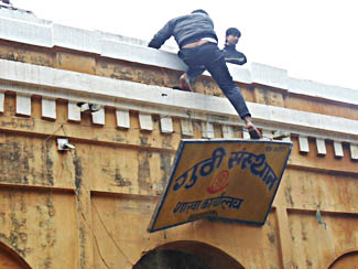 गुठिसंस्थान जनकपुरमा तोडफोड गर्दै रामतपेश्वरदासका समर्थकहरु ।