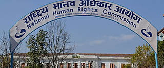 मोर्चाका कार्यकर्ताले मानवअधिकार आयोगको गाडी जलाए