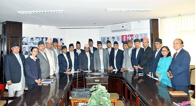 रावा बैंकका	 कर्मचारीले दौरा सुरुवाल लगाउनु पर्ने