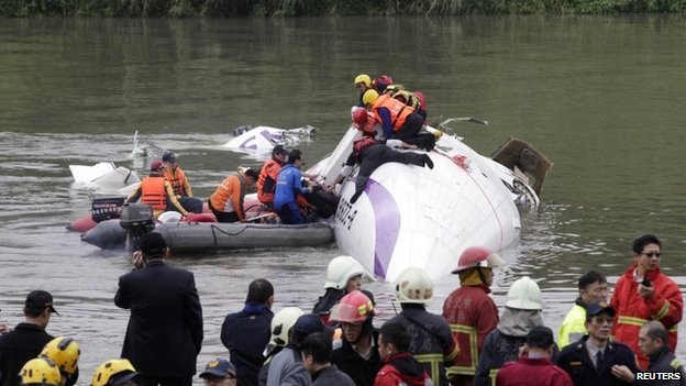 ताइवानमा विमान दुर्घटना, ८ को मृत्यु