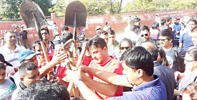 चिनिया नाका खुलाउन अखिलको श्रमदान