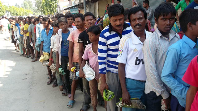 बन्दबाट प्रभावित विपन्नलाई खाद्यान्न वितरण