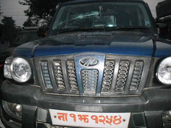 मधेशी मोर्चाद्वारा राजमार्ग अवरुद्ध, प्रहरीको जीप तोडफोड