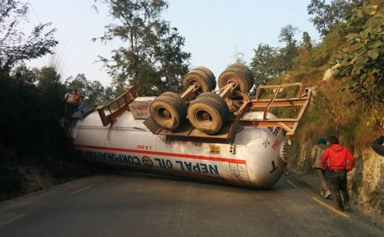 ग्याँसको बुलेट पल्टियो