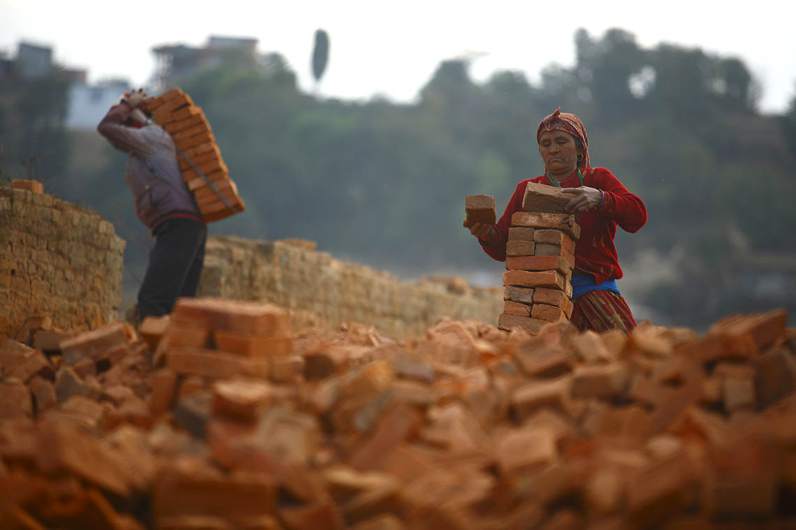 भूकम्पले क्षति पुर्‍याएका काठमाडौं उपत्यकाका इँटा भट्टा भर्खरै सञ्चालनमा आउँदैछन् । तस्वीर: गोपेन राई