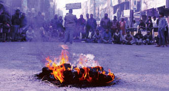 भारतको नाकाबन्दी: मधेशलाई हानि,  रुग्ण राष्ट्रवादलाई टेको