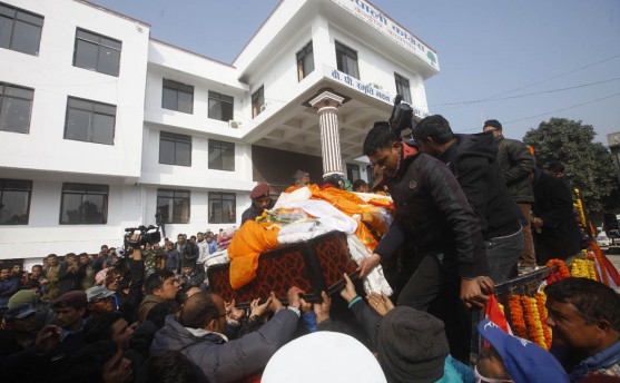 स्वर्गीय कोइरालाप्रति अन्तिम श्रद्धाञ्जलि व्यक्त गरिंदै (तस्वीरहरु)