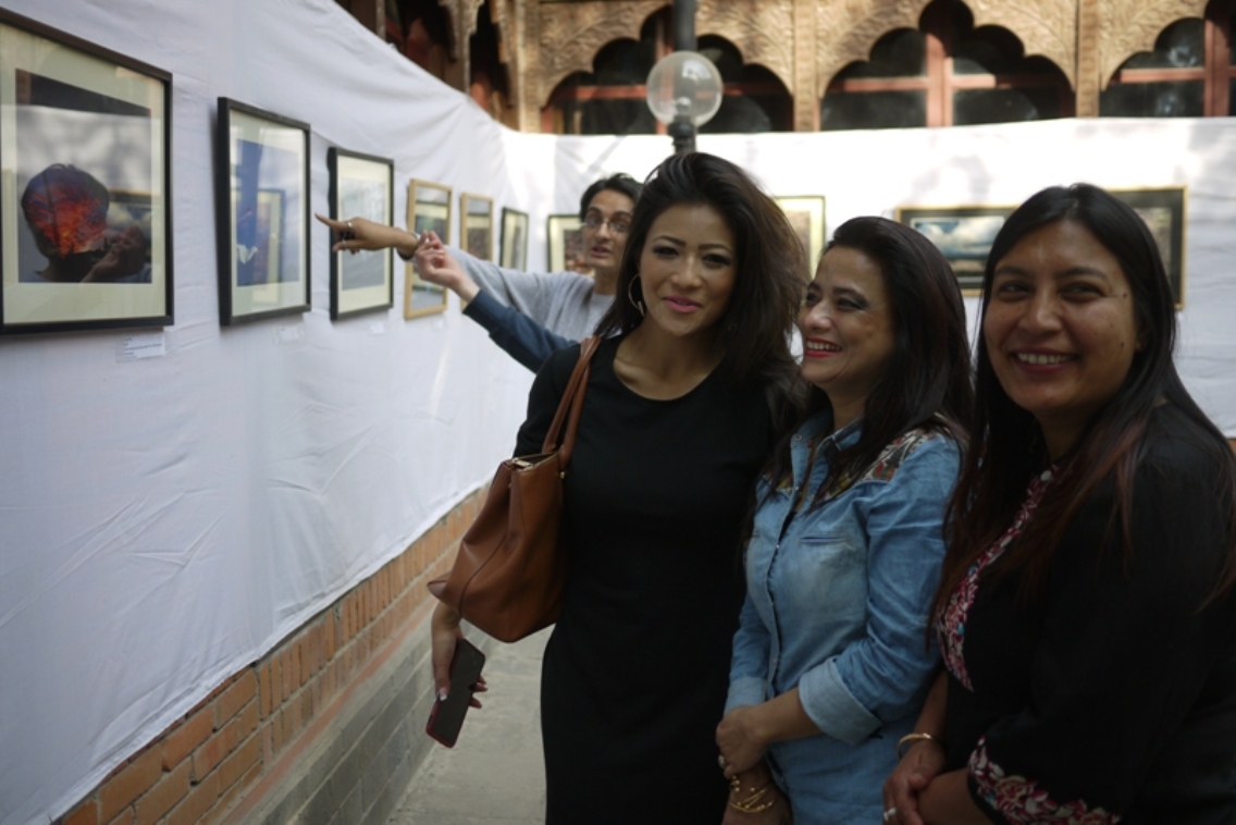 तस्विर अवलोकन गर्दै मिस नेपाल इभाना मानन्धर । 