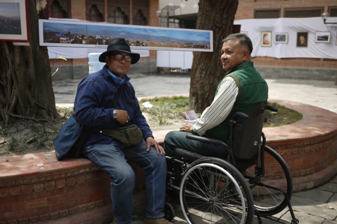 नेपाली सेनाका मानार्थ उपरथी रमिन्द्र क्षेत्री फोटो पत्रकार मीनरत्ज बज्राचार्यसँग । 