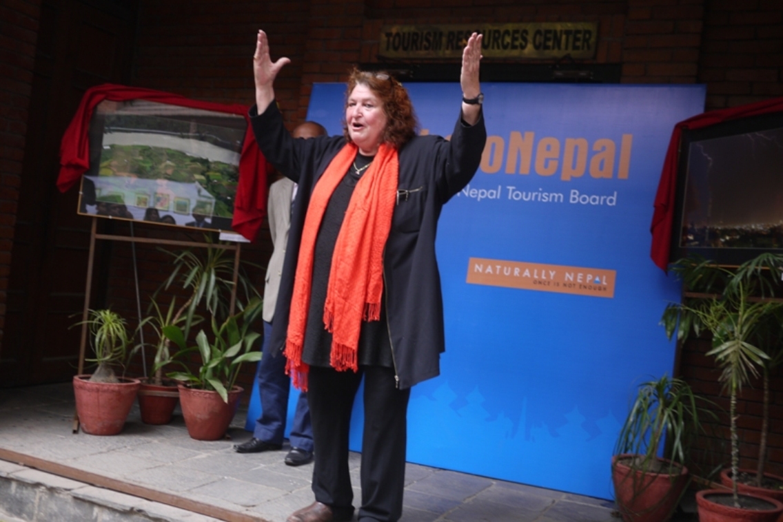 ह्यास फोटो नेपालको उद्घाटन गर्दै स्टुडियो सेभेनकी डाईरेक्टर सविना लभमन । 