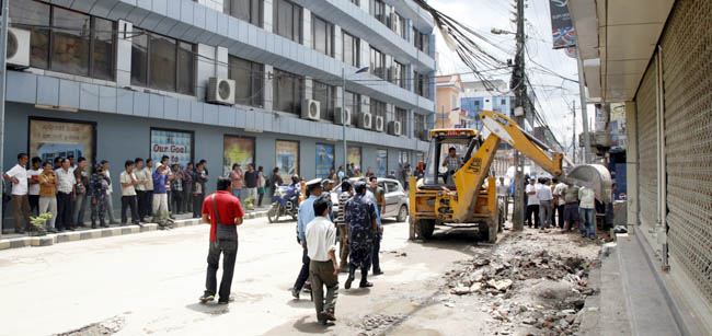 भाटभटेनीमा एकतर्फी डोजर चलाएकोमा विरोध