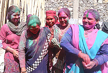 होलीमा रंगिएर खुशी बाँडे एकल महिलाले