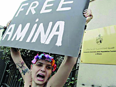 अमिनाको समर्थनमा अर्धनग्न भए महिला