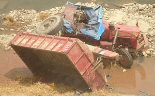 मलामी बोकेको ट्रयाक्टर दुर्घटना, चारको मृत्यु