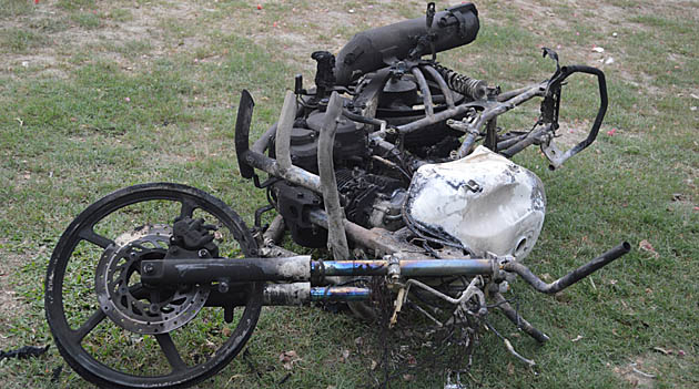 लिम्बुवानका कार्यकर्ताले दुईवटा मोटरसाइकल जलाए