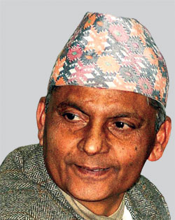 वैद्यलाई फकाउँदै रेग्मी