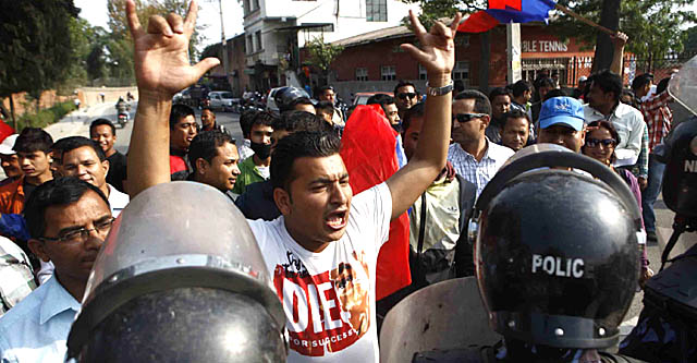 लोकमानलाई रोक्न राष्ट्रपति कार्यालय घेराउ