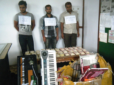 म्यूजिकल किबोर्ड भरी नक्कली भारतीय रुपियाँ