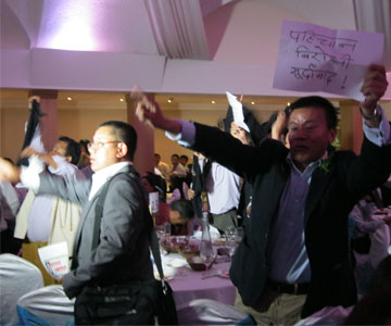 बेलायतमा गगन थापालाई कालो झण्डा