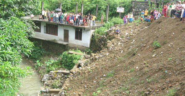 खोलामा खसेर वेपत्ता