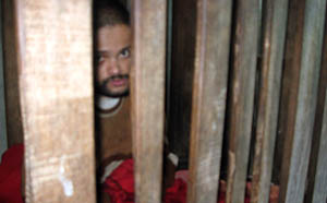 उपचारको अभावमा पच्चिस वर्षदेखि काठको खोरमा