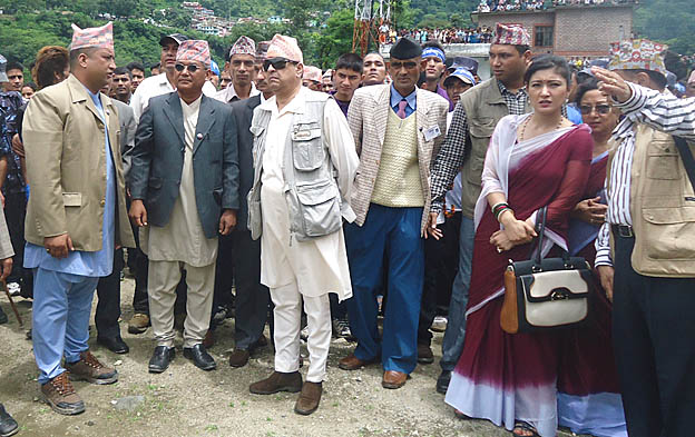 पूर्वराजा र पूर्वयुवराज्ञीद्वारा दार्चुलामा राहत वितरण