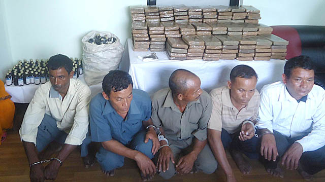 दुई क्वीण्टल चरेशसहित चारजना पक्राउ