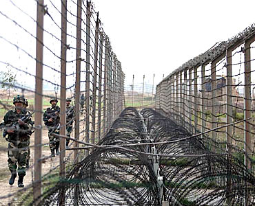 भारत पाकिस्तान सीमामा चौथो दिन पनि गोली हानाहान