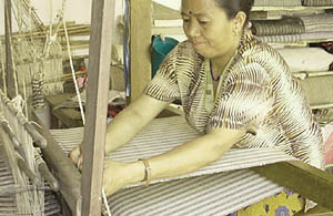 ‘आम्दानी बढाउ, खर्च घटाउ’