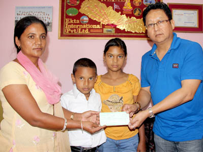 मकाउमा मृत्यु भएका बिश्वका परिवारलाई सहयोग