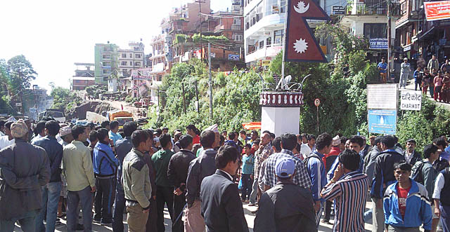 दोलखामा बन्दको अवज्ञा, बनेपामा झडप