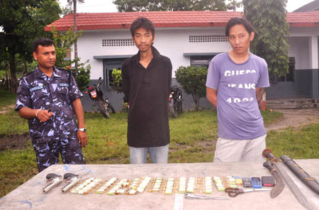 लागुऔषध र नक्कली पेस्तोल सहित क्राउ