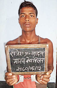 दुई बालिका बेच्ने पक्राउ