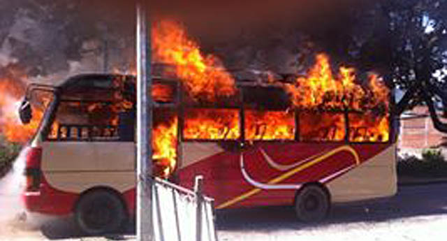 माओवादीले यात्रुबाहक बसमा आगो लगाए