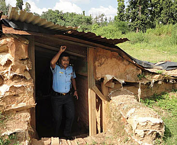 ढुसी उम्रेको खाल्डोमा सुत्छन कावासोतीका प्रहरी (तस्वीरसहित)