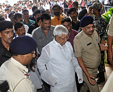 लालु यादव भ्रष्टाचारी ठहर, जेल चलान