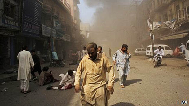 पाकिस्तानमा बम विस्फोट, ३३को मृत्यु