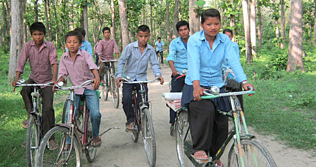 स्कूल पुग्न दिनहुँ १२ किलोमिटर