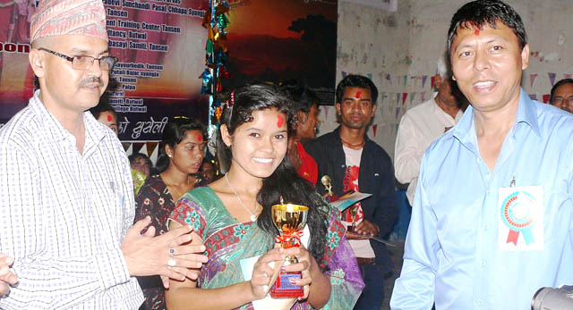 बाढी पीडितलाई एफएमको सहयोग