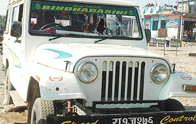 एमाले सचिव पोख्रेलको गाडी तोडफोड