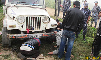 एमाले र कांग्रेस उम्मेदवारको गाडीमा आगजनी