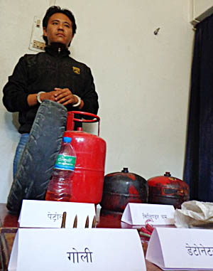 बसमा बम हान्ने माओवादी कार्यकर्ता पक्राउ