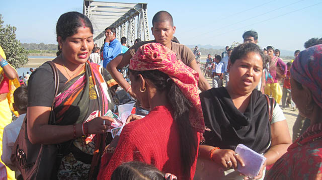 उम्मेद्वारले मेलामा पानी बाँडे (तस्वीरसहित)