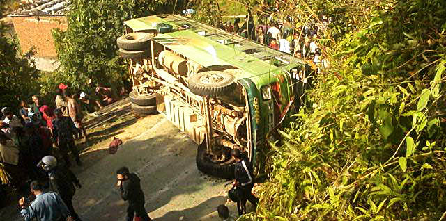 बस पल्टँदा एकको मृत्यु, २२ घाईते