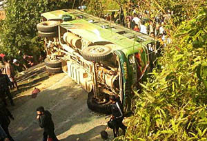 बस दुर्घटनामा दुईको मृत्यु ४४ घाइते